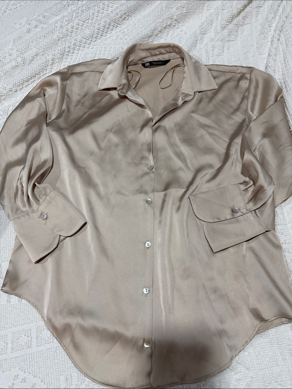Zara flowing Satin Button-Down Shirt champagne, beige